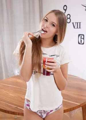 Милая и невинная подросток Ника О погружает свои пальцы в безволосую вагину