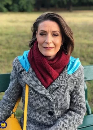 Пожилая женщина жует буханку хлеба на скамейке на открытом воздухе после жесткого траха