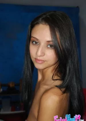 Красивая худенькая подросток раздевается догола на кровати, прежде чем раздеться для полового акта