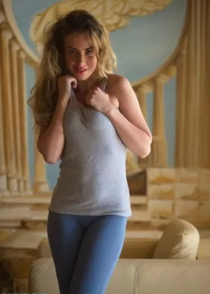 Подтянутая блондинка Элис Маршалл скачет на мяче с дилдо после тренировки в перчатках