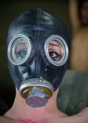 Грудастая милфа Николь Лав смазывает свои мясистые половые губки перед вагинальным сексом