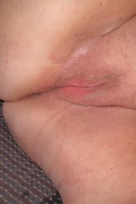 Толстая британская бабуля Либби обнажает свои сиськи на балконе, прежде чем раздеться догола