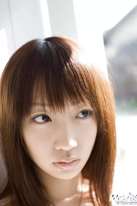 Симпатичная азиатка Хина Куруми показывает свои крошечные сиськи с твердыми сосками