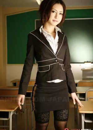 Азиатка в чулках Юри Аясе медленно раскрывает свои соблазнительные изгибы