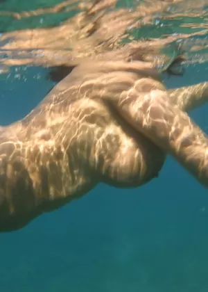 Возбуждающая блондинка-дайвер Анджелина Эш наслаждается жестким подводным трахом