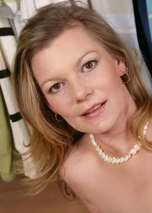 Пожилая красотка обнажает красивые зрелые сиськи и волосатую киску для мастурбации