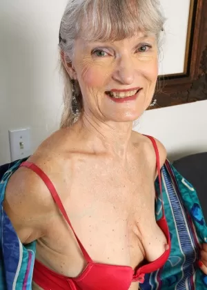 Сексуальная бабуля Блэр Анжелес обнажает свои отвисшие сиськи во время раздевания