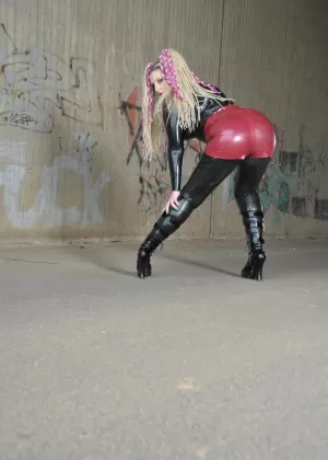 Горячая блондинка Данни Харвуд моделирует бюстгальтер с открытой чашечкой и сапоги до бедер в закусочной