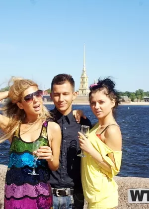 Большая сиськастая Кэти Бэнкс топлесс сидит на корточках на публике, играя с горячей киской