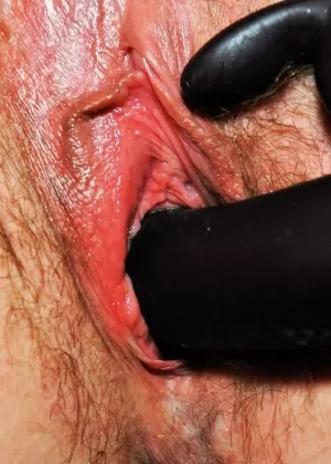 Татуированная брюнетка Эйприл Олсен участвует в сексе втроем с бисексуальными мужчинами