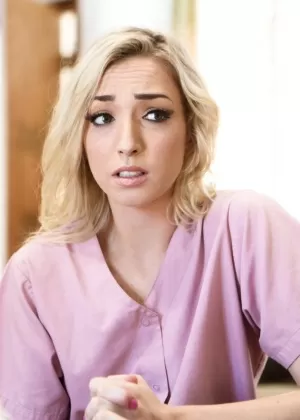 МИЛФ красотка Довсма в офисной униформе раздвигает свою сексуальную пизду