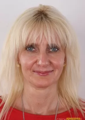 Пожилая блондинка Сахарная красотка снимает черное нижнее белье, прежде чем поиграться со своей пиздой на кровати