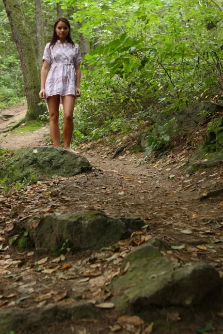 Юная красавица Глория прикасается к своему обнаженному телу после раздеван 1