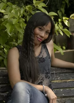 Пожилая брюнетка Николд стягивает с себя синие джинсы, чтобы помочиться в высокую траву