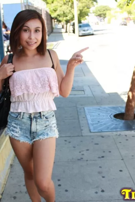 Миниатюрная девушка Анна обнажает свои маленькие сиськи перед началом секса от первого лица