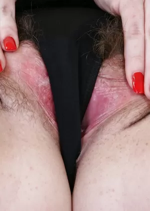 Толстушки Элайна Грегори обнажает свои огромные сиськи, раздеваясь догола на синем диване