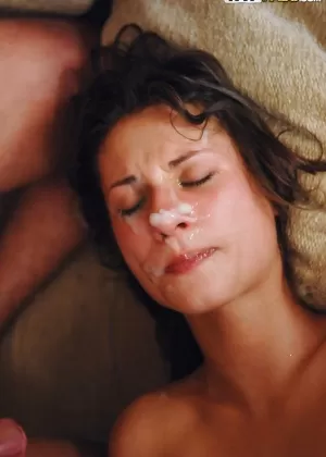 Покорный подросток получает минет и двойное проникновение, занимаясь грубым групповым сексом