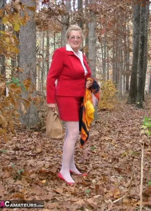 Похотливая бабуля Адонна снимает свои трусики и играет с собой в лесу