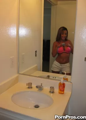 Брюнетка красотка Мокси показывает свои большие сиськи и киску крупным планом