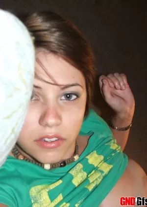 Пухленькая бывшая подружка фотографируется для своего парня