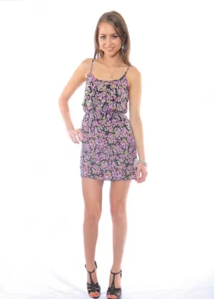 Соблазнительная брюнетка обнажает свои крошечные сиськи и манящую киску