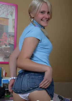 Молоденькая блондинка трахается из жопы в рот с большим членом