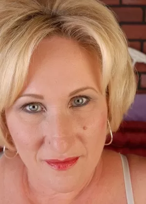 Зрелые лесбиянки занимаются сексом на кровати в чулочно-носочных изделиях и очках