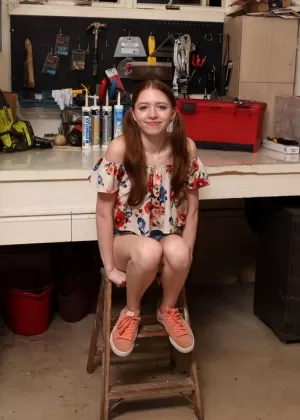 Симпатичная молоденькая Меган Мюррей раздевается до спортивных носков для сольной съемки в обнаженном виде