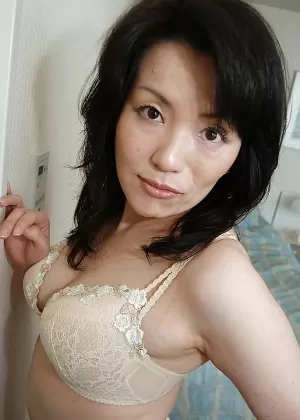 Японская домохозяйка Мидзухо Ямасиро отсасывает и трахает своего мужчину, когда он возвращается домой