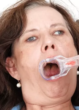 Тощая пожилая дама Сэйбл Рене раздевается для раздвигания волосатой киски