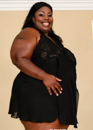 Тучную негритянку трахают во время акции 