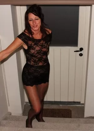 Возбужденная пожилая брюнетка Кира раздвигается в колготках, чтобы потереть свою зрелую киску