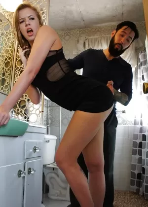 Сладкая блондинка Аликс Линкс вынимает большие сиськи из лифчика, раздеваясь в ванной