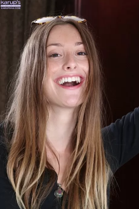 Любительская молоденькая красотка Лилит Блэк позирует для фотосессии не обнаженной  2