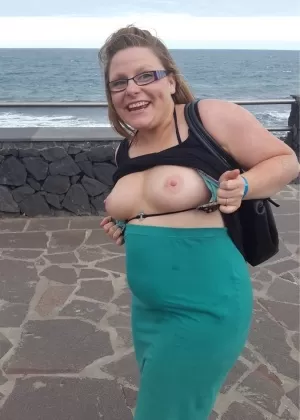 Зрелая толстушки Sexy Nebbw обнажает свою большую задницу и рывок в парке