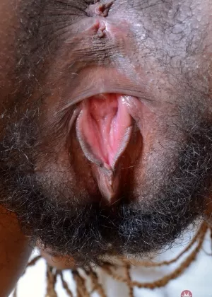 Любительская домохозяйка расслабляется в конце дня, набивая свою волосатую киску дидо