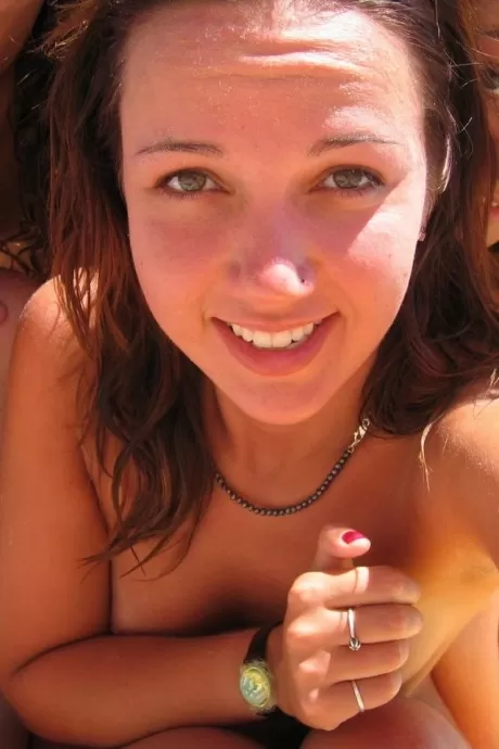 Любительские цыпочки делают селфи своих обнаженных тел и во время сосания члена