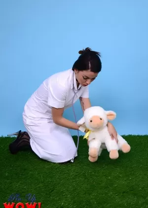 Британская модель Брайони Кейт обнажается топлесс в сексуальном нижнем белье во время сольной сцены