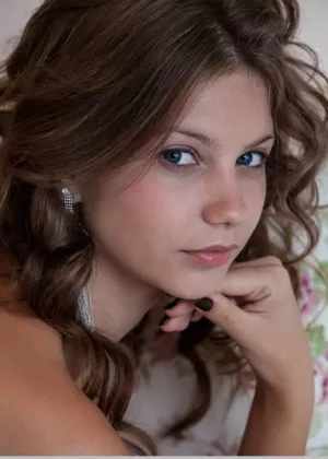 Молоденькая красотка Эмма Свит обнажает крошечные сиськи и красивую попку для гламурной порно съемки