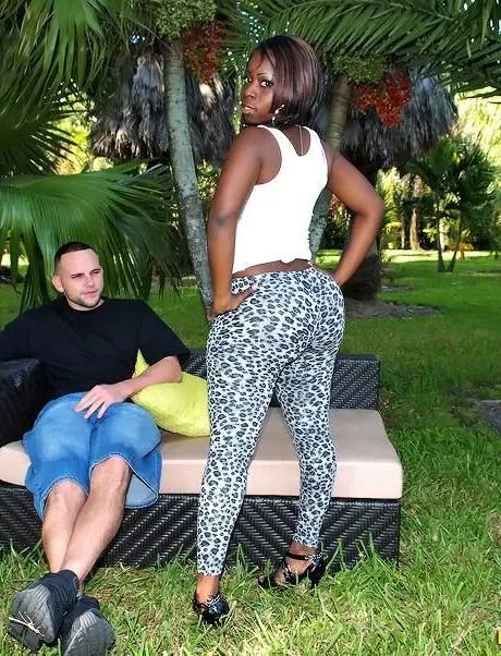 Привлекательная негритянка красотка в чулках Staxxx жестко трахается 1