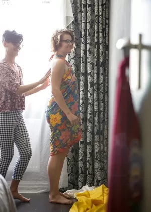 Европейские лесбиянки Аманда Би и Таллула одеваются на скрытую шпионскую камеру