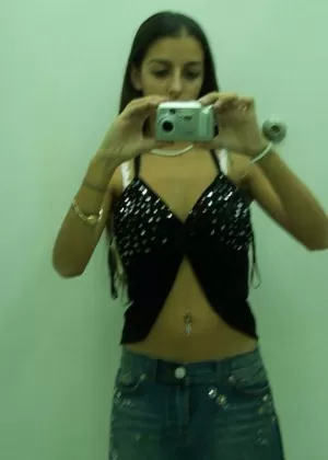 Индийская девушка соло освобождает свои упругие сиськи от сексуального корсета