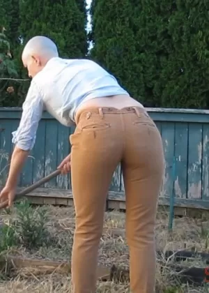 Лысая самка Эбигейл Дюпре раздевается и мочится во время рыхления сада