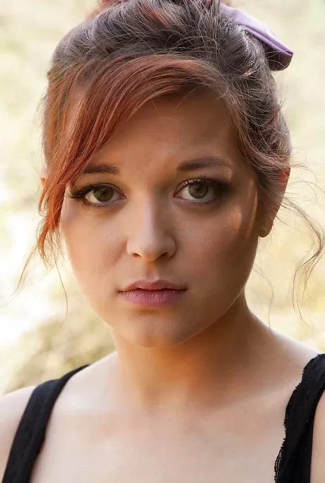 Натуральная грудастая красотка брюнетка обнажает свои изги 2