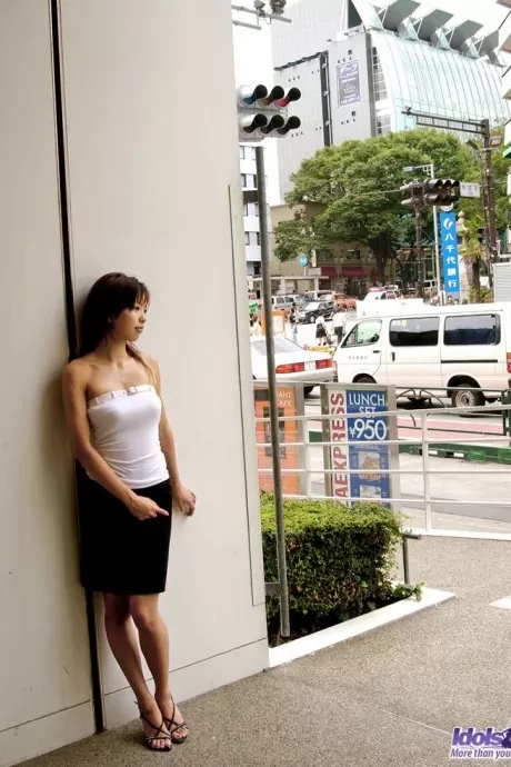 Молодая японская девушка Сунао снимает юбку перед принятием ванны