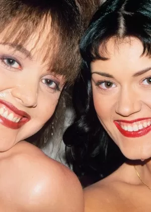 Пара горячих блондинок заручается помощью брюнетки во время жесткого траха