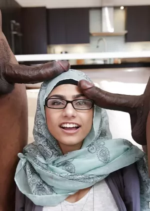 Сисястая ботаничка Миа Халифа принимает два члена в горячей групповухе