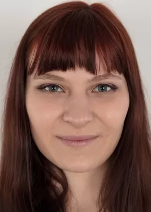 Высокая рыжеволосая Ева снимает черное велюровое платье перед своими первыми обнаженными позами