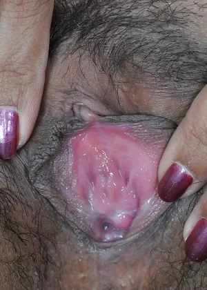 Сладкая красотка в нейлоновых чулках раздевается и раздвигает свои ножки