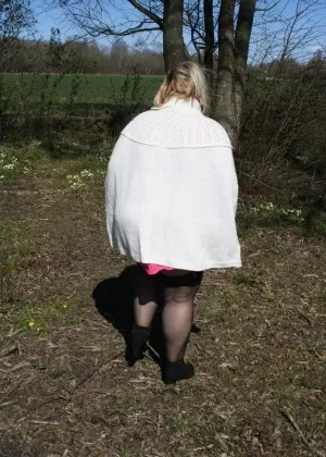 Obese UK blonde Lexie Cummings exposes her tits and huge ass in a field